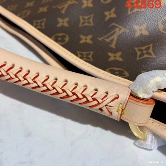 WIS ARTSY LOUIS MM VUITTON 0223